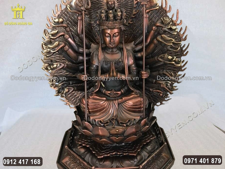Mỗi c&aacute;nh tay của Ng&agrave;i cầm một ph&aacute;p kh&iacute; linh thi&ecirc;ng